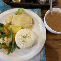 Prato vegano com hambúrguer de grão de bico e creme de milho   at Cheiro Verde in Ilhabela