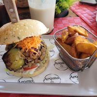 Hamburguesa Montañosa at Aroma Coffee Bar in Cahuita