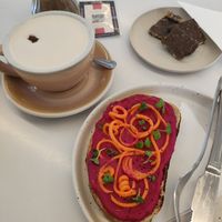 Tostada con humus de beterraga, chai latte y broken vegano at Cafe Triciclo in Santiago