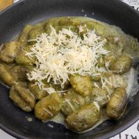 Gnocchi con pesto y salsa blanca at Lazy Vegan in Santiago