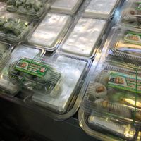 The boxes with either only garlic chive or peanut dumplings are vegan, as is the sauce. Don’t take the mixed selection box as it contains one shrimp dumpling! at Kuy Chai Aa Ma- Dumpling Stall กุ๋ยฉ่ายอาม่า in Bangkok