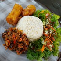 vegan pulled meat, rice, salad and ripe plantain with cinnamon at Pizzeria Artesana in Copecito