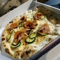 Pizza bianca con zucchine e affettato vegetale at Lore Pizzeria in Lecce