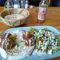 Hummus mit Falafel und Salat at Hummus Küch' in Frankfurt