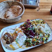 Küch' Spezial (Hummus, zwei Falafel, Tabule, Salat) at Hummus Küch' in Frankfurt