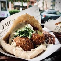 Beste Falafel mit Hummus im Pita 💚 at Hummus Küch' in Frankfurt