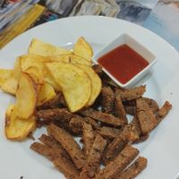 Tiras de no pollo con patatas y salsa barbacoa at La Casa de la Montaña in Jaca