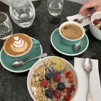 Flat white lait d’amande; pouding au chia; americano; yaourt au granola caché à droite. Divin!  at Cuppa Cafe in Paris