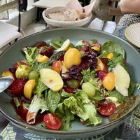 Salad with spinach and fruits 🌱✅  at El Escondite de Conil - Maybe closed in Conil De La Frontera