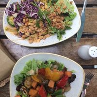 Vegan curry Bowl (top) vegetarian Buddha Bowl (bottom) at Dean & David - Kurfürstendamm in Berlin