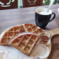 Waffles con maple y mechada de soya. Muy buen sabor y textura at LN Fortunate Coffee 幸福咖啡 in Taoyuan