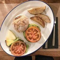 Hamburguesa antigua de aguacate y quinoa era espectacular at Barlovento in A Coruna
