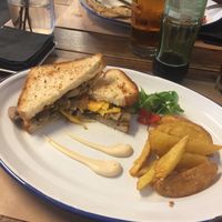 Sándwich de champiñones con queso cheddar 🧀  at Barlovento in A Coruna