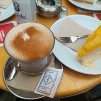 Chai Latte mit Hafermilch und veganer Käsekuchen at Picknick Cafe Bar in Frankfurt
