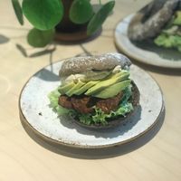 🥯 with marinated tempeh, hummus, 🥬 and 🥑. Delicious! Lots of vegan options, also nice for omnivores. Boyfriend had a tuna bagel, he was very impressed. Generously with top at Olivia's Maastricht in Maastricht