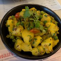 Kartoffeln mit Erbsen at eatDOORI in Mainz