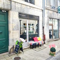 Entrance with sitting area at Cocoelle Patisserie Vegetale in Besancon