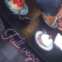 De gauche à droite : tarte aux fraises, carrot cake, banofee pie at Cocoelle Patisserie Vegetale in Besancon