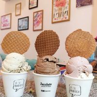 Peanut Butter, Chocolate e Morango com waffle crocante - waffle também é feito aqui, com leite de castanhas, sem trigo e sem ovos... at Jazzlato in Recife