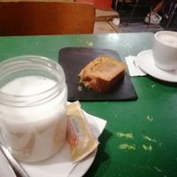 Vaso de leche de avena, bizcocho de zanahoria (sabía a limón) y café at Ubik Café in Valencia