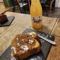 Bizcocho vegano y zumo de pera at Ubik Café in Valencia