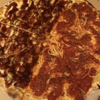 Half BBQ chicken, half... spaghetti?! Yeah, it was incredible 😌 at Mora Pizza in Miami