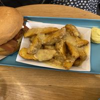 Potato wedges with delious cheesy sauce - 3/5  at Hank Cuisine Végétale - Rochechouart in Paris