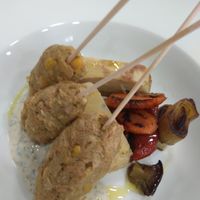 Kebab de garbanzos con verduras, pastel de patata y salsa de yogurt at Kinetic in Mataro