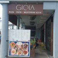 Streetside seating at Gioia in Frankfurt