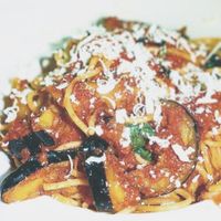 Espaguetis a la norma con queso vegano at La Locanda Sardina in Roses