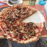 Pizza vegetal con queso vegano at La Locanda Sardina in Roses