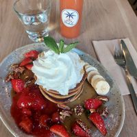 Delicious american pancakes and a fresh smoothie at Mahalo  - Odengatan in Stockholm