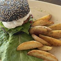 Beyond burger and potato wedges 👌🏻 at Ciriera Osteria Vegan in Trequanda