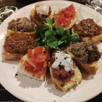Misto di bruschette(funghi, pomodori,salsiccia e mozzarella veg, ragù di lenticchie) at Ciriera Osteria Vegan in Trequanda
