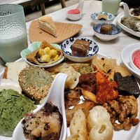 Close up on the action! I especially recommend the soy coconut cream cake 😻 at SUHU 素虎 - Qianmen in Beijing