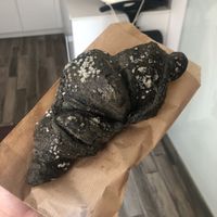 Croissant de carbón activo y crema de pistacho at Dolce & Vegana in Madrid