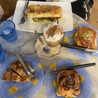 Café con nata, panuozzo de Nápoles, dos rollos dulces y nortilla  at Dolce & Vegana in Madrid