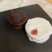 Alfajores (chocolate blanco con frambuesa y chocolate)  at Dolce & Vegana in Madrid