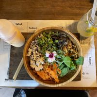 Cantina bowl with „marinated“ tofu and a homemade lemonade. at Cantina Teguise in Lanzarote