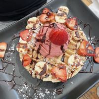 Hot cakes con helado de fresa  👌 at Zona Veggie in Toluca