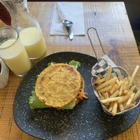 Hamburguesa de garbanzos con tapas de plátano macho   at Zona Veggie in Toluca