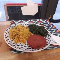 Plato combinado:
-Garbanzos con quinoa
-Hamburguesa
-Achicoria at Veg Joy in Rome