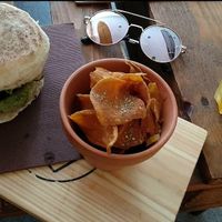 Hamburguesa vegana con chips de boniato at Bea's Tostas in Ferrel