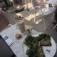Perfect workplace on the terrace with delicious pumpkin spice latte and avocado toast with salsify at Kattencafé Balthazar in Nijmegen