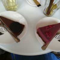 Vegan cakes: Raspberry cheesecake and oreo pie at Kattencafé Balthazar in Nijmegen