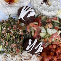 Vegane Platte mit Humus und Salaten  at Houmous & Co in Strasbourg