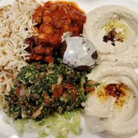 Assiette Vegan (riso, melenzane e ceci con salsa di pomodoro, tabulè, hummus, mutabbal e falafel) at Houmous & Co in Strasbourg