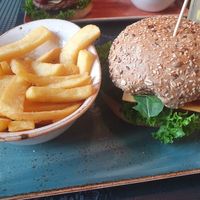 Muchacha burger with normal fries at Peter Pane in Vienna