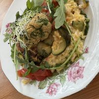 Orzo, tomates confites, courgette rôtie, pousses d’épinards, et croquette de haricots blancs  at Itsy Bitsy in Lille