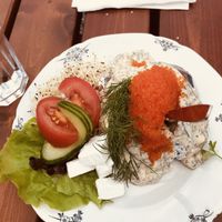 Baked potatoe with vegan stuffing (vegan skagenröra) at Glutenfria Paradiset in Ystad